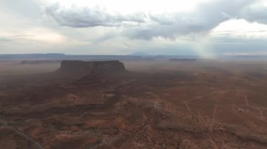 Anıt vadisindeki kaya oluşumlarının hava görüntüsü. Anıt Vadisi 'nin manzarası. Panoramik manzara. Arizona 'daki Navajo kabile parkı, ABD.