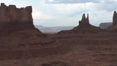 Anıt vadisindeki kaya oluşumlarının hava görüntüsü. Anıt Vadisi 'nin manzarası. Panoramik manzara. Arizona 'daki Navajo kabile parkı, ABD.