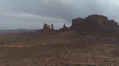 Anıt vadisindeki kaya oluşumlarının hava görüntüsü. Anıt Vadisi 'nin manzarası. Panoramik manzara. Arizona 'daki Navajo kabile parkı, ABD.
