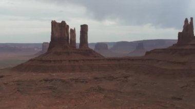 Anıt vadisindeki kaya oluşumlarının hava görüntüsü. Anıt Vadisi 'nin manzarası. Panoramik manzara. Arizona 'daki Navajo kabile parkı, ABD.