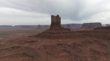 Anıt vadisindeki kaya oluşumlarının hava görüntüsü. Anıt Vadisi 'nin manzarası. Panoramik manzara. Arizona 'daki Navajo kabile parkı, ABD.