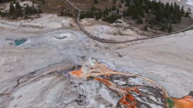 Yellowstone Ulusal Parkı 'ndaki Gayzer Kalesi' nde gayzer patlaması. Yellowstone Parkı 'ndaki güzel gayzerlerin hava manzarası.