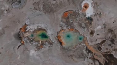 Yellowstone Ulusal Parkı 'ndaki Gayzer Kalesi' nde gayzer patlaması. Yellowstone Parkı 'ndaki güzel gayzerlerin hava manzarası.