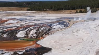 Yellowstone Ulusal Parkı 'ndaki Gayzer Kalesi' nde gayzer patlaması. Yellowstone Parkı 'ndaki güzel gayzerlerin hava manzarası.