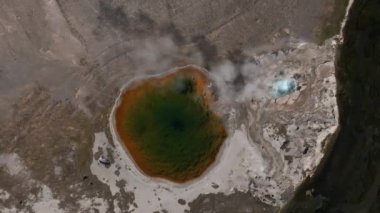 Yellowstone Ulusal Parkı 'ndaki Gayzer Kalesi' nde gayzer patlaması. Yellowstone Parkı 'ndaki güzel gayzerlerin hava manzarası.