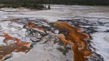 Yellowstone Ulusal Parkı 'ndaki Gayzer Kalesi' nde gayzer patlaması. Yellowstone Parkı 'ndaki güzel gayzerlerin hava manzarası.
