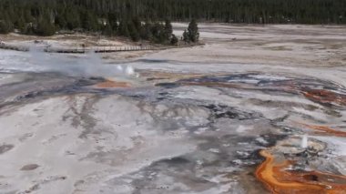 Yellowstone Ulusal Parkı 'ndaki Gayzer Kalesi' nde gayzer patlaması. Yellowstone Parkı 'ndaki güzel gayzerlerin hava manzarası.
