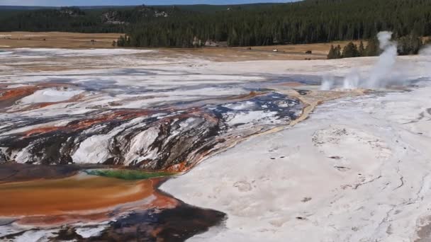 Gejzír Kitörés Gejzír Kastélyban Yellowstone Nemzeti Parkban Légi Kilátás Gyönyörű — Stock videók