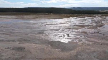Yellowstone Ulusal Parkı 'ndaki Gayzer Kalesi' nde gayzer patlaması. Yellowstone Parkı 'ndaki güzel gayzerlerin hava manzarası.