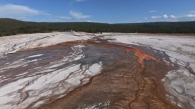 Yellowstone Ulusal Parkı 'ndaki Gayzer Kalesi' nde gayzer patlaması. Yellowstone Parkı 'ndaki güzel gayzerlerin hava manzarası.