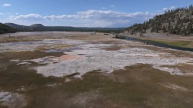Yellowstone Ulusal Parkı 'ndaki Gayzer Kalesi' nde gayzer patlaması. Yellowstone Parkı 'ndaki güzel gayzerlerin hava manzarası.