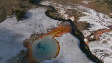 Yellowstone Ulusal Parkı 'ndaki Gayzer Kalesi' nde gayzer patlaması. Yellowstone Parkı 'ndaki güzel gayzerlerin hava manzarası.