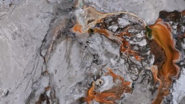 Yellowstone Ulusal Parkı 'ndaki Gayzer Kalesi' nde gayzer patlaması. Yellowstone Parkı 'ndaki güzel gayzerlerin hava manzarası.
