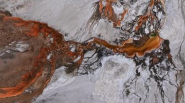 Yellowstone Ulusal Parkı 'ndaki Gayzer Kalesi' nde gayzer patlaması. Yellowstone Parkı 'ndaki güzel gayzerlerin hava manzarası.