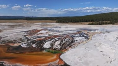 Yellowstone Ulusal Parkı 'ndaki Gayzer Kalesi' nde gayzer patlaması. Yellowstone Parkı 'ndaki güzel gayzerlerin hava manzarası.