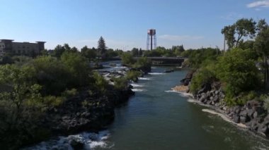 Şelalenin Idaho Şelalesi 'ndeki hava videosu, ABD kimlik kodu. Idaho Şelalesi 'nde büyük, düz bir şelale..