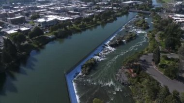 Şelalenin Idaho Şelalesi 'ndeki hava videosu, ABD kimlik kodu. Idaho Şelalesi 'nde büyük, düz bir şelale..