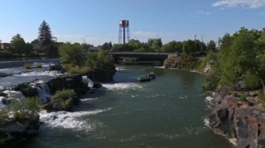 Şelalenin Idaho Şelalesi 'ndeki hava videosu, ABD kimlik kodu. Idaho Şelalesi 'nde büyük, düz bir şelale..