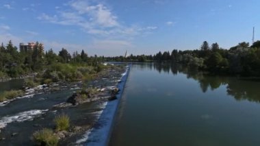 Şelalenin Idaho Şelalesi 'ndeki hava videosu, ABD kimlik kodu. Idaho Şelalesi 'nde büyük, düz bir şelale..