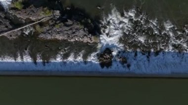 Şelalenin Idaho Şelalesi 'ndeki hava videosu, ABD kimlik kodu. Idaho Şelalesi 'nde büyük, düz bir şelale..