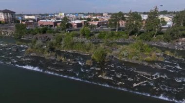 Şelalenin Idaho Şelalesi 'ndeki hava videosu, ABD kimlik kodu. Idaho Şelalesi 'nde büyük, düz bir şelale..