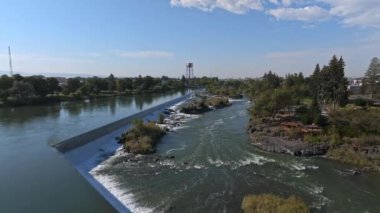 Şelalenin Idaho Şelalesi 'ndeki hava videosu, ABD kimlik kodu. Idaho Şelalesi 'nde büyük, düz bir şelale..