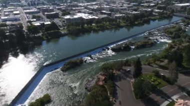Şelalenin Idaho Şelalesi 'ndeki hava videosu, ABD kimlik kodu. Idaho Şelalesi 'nde büyük, düz bir şelale..