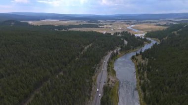 Yellowstone Ulusal Parkı ormanları ve nehirlerinin güzel hava manzarası. Yukarıdan güzel bir park.