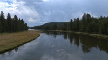 Yellowstone Ulusal Parkı ormanları ve nehirlerinin güzel hava manzarası. Yukarıdan güzel bir park.