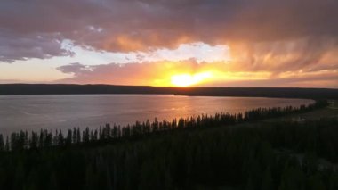 Yellowstone Gölü 'nün günbatımında yukarıdan panoramik bir görüntüsü. Eski bir kraterin içinde kocaman güzel bir göl.. 