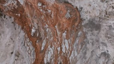 Yellowstone Ulusal Parkı 'ndaki Gayzer Kalesi' nde gayzer patlaması. Yellowstone Parkı 'ndaki güzel gayzerlerin hava manzarası.