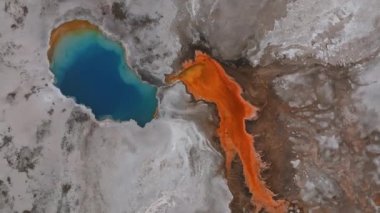 Yellowstone Ulusal Parkı 'ndaki Gayzer Kalesi' nde gayzer patlaması. Yellowstone Parkı 'ndaki güzel gayzerlerin hava manzarası.