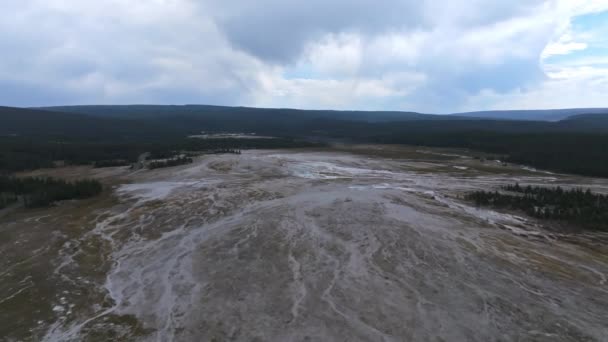 Flygvideo Djup Grön Blå Gejser Pool Yellowstone National Park Naturskön — Stockvideo