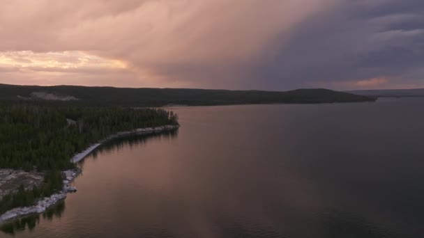 Μια Εναέρια Πανοραμική Θέα Της Λίμνης Yellowstone Από Ψηλά Στο — Αρχείο Βίντεο