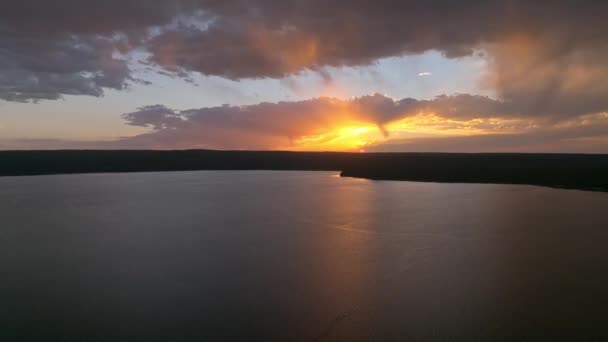 夕日の上からイエローストーン湖の空中パノラマビュー 古代のクレーターの中の美しい巨大な湖 — ストック動画