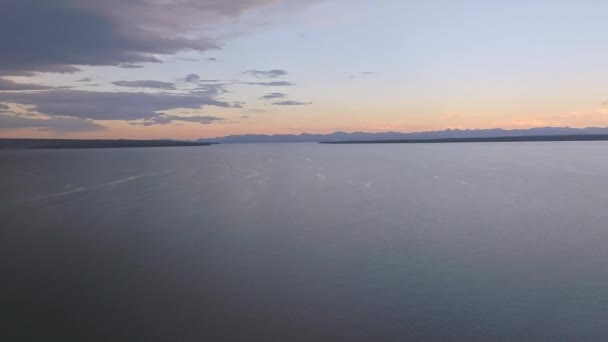 夕日の上からイエローストーン湖の空中パノラマビュー 古代のクレーターの中の美しい巨大な湖 — ストック動画