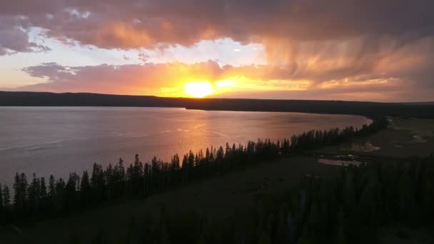 Una Vista Aerea Panoramica Del Lago Yellowstone Dall Alto Tramonto — Video Stock