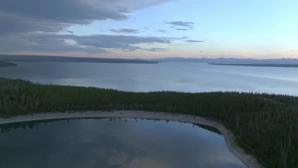 夕日の上からイエローストーン湖の空中パノラマビュー 古代のクレーターの中の美しい巨大な湖 — ストック動画