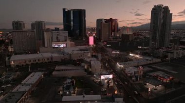 Gece Las Vegas 'ın hava manzarası. Gece şehri Las Vegas 'ın güzel ışıkları, ABD.