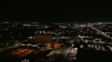 Reno City, ABD 'deki gece hayatının hava görüntüsü. Şehir ışıkları, kumarhaneler ve oteller gece aydınlandı. Nevada 'da Oyun.