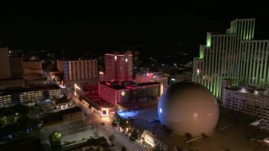 Reno City, ABD 'deki gece hayatının hava görüntüsü. Şehir ışıkları, kumarhaneler ve oteller gece aydınlandı. Nevada 'da Oyun.