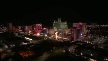 Reno City, ABD 'deki gece hayatının hava görüntüsü. Şehir ışıkları, kumarhaneler ve oteller gece aydınlandı. Nevada 'da Oyun.