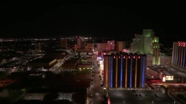 Reno City, ABD 'deki gece hayatının hava görüntüsü. Şehir ışıkları, kumarhaneler ve oteller gece aydınlandı. Nevada 'da Oyun.