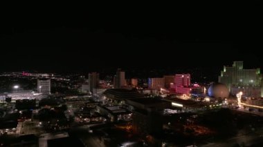 Reno City, ABD 'deki gece hayatının hava görüntüsü. Şehir ışıkları, kumarhaneler ve oteller gece aydınlandı. Nevada 'da Oyun.