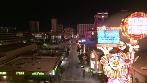 アメリカのリノ市での夜の生活の空中ビュー 夜にはシティライト カジノ ホテルがライトアップされます ネバダ州でのゲーム — ストック動画