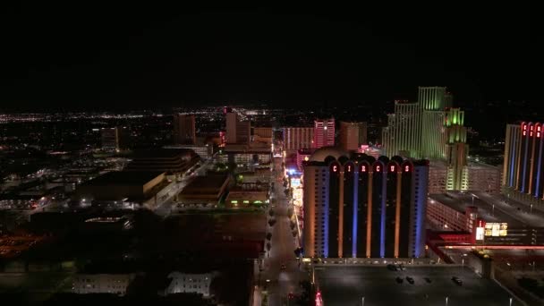 Vista Aérea Vida Nocturna Ciudad Reno Luces Ciudad Casinos Hoteles — Vídeos de Stock