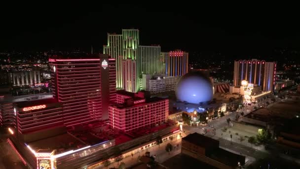 Vista Aérea Vida Nocturna Ciudad Reno Luces Ciudad Casinos Hoteles — Vídeo de stock