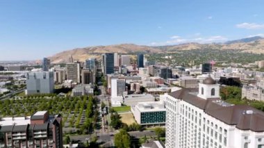 Şehir merkezindeki Salt Lake şehrinin havadan görüntüsü. Güzel Mormon şehri. Salt Lake şehrinin şehir merkezi Tapınak Meydanı üzerinde ufuk çizgisi.