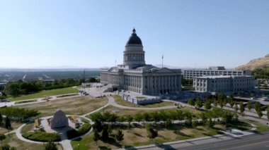 Salt Lake City, Utah, ABD 'deki güzel Capitol. Salt Lake City Capitol Binası 'nın 4k içerisindeki hava görüntüsü..