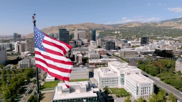 Патріотичне Аерозйомки Яскравого Прапора Сполучених Штатів Америки Зрівнявся Сучасним Будинком — стокове відео